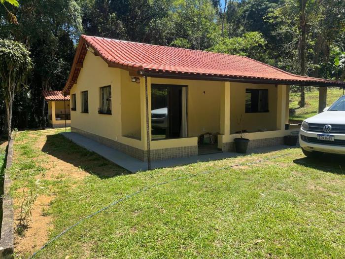 Sítio com rio e muito verde!