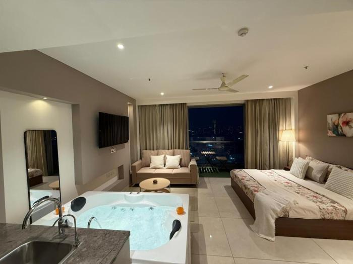 City Lights Heaven with Jacuzzi & Cozy Lounge