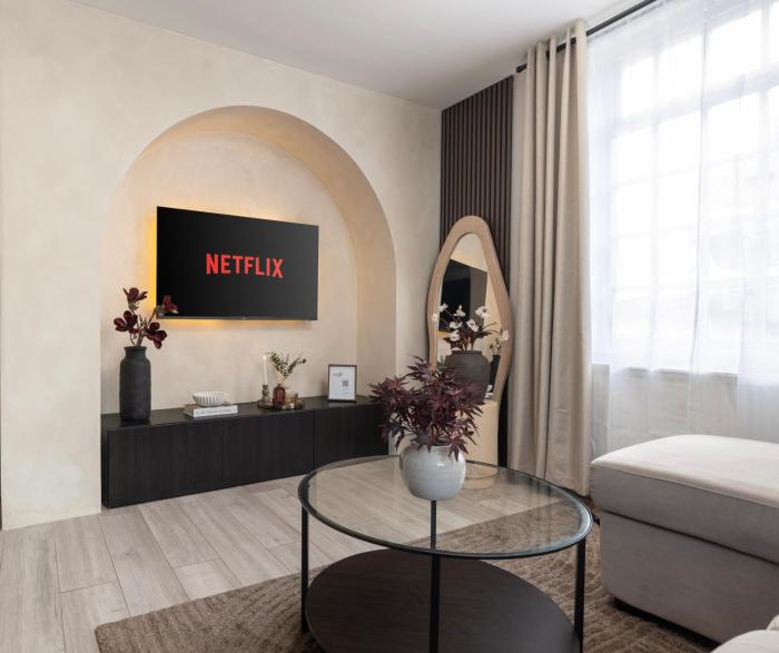 New Modern 2 Bedroom Central Apt Greater Manchester, Sleeps 5, Near Airport with Great Transport Links