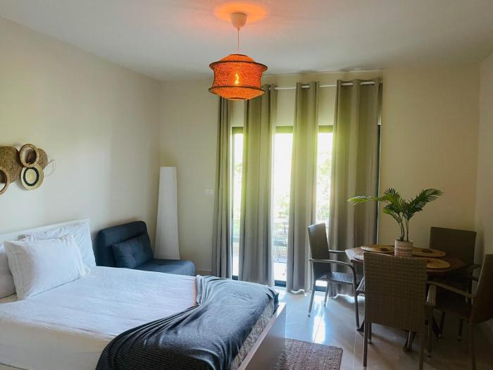 Modern 2 Queen Beds Apartment with Garden View