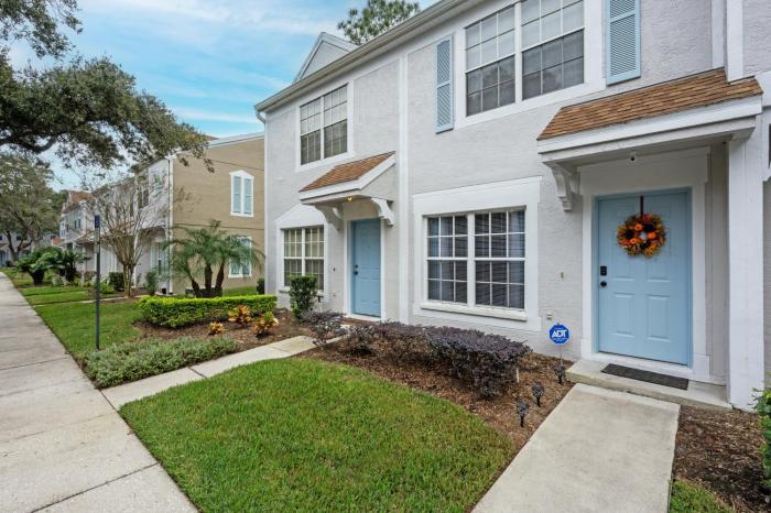 Gated Upscale 2BR Townhome - KING Bed, Pool, WiFi, Wash & Dry, AC, Private Patio facing preserves, Free Parking -- NICE FOR Medical, Business, Groups, Relo - by Moffitt Cancer CTR, Tampa Palms, Hunters Green, Live Oak, Cory Lake, New Tampa, Wesley Ch