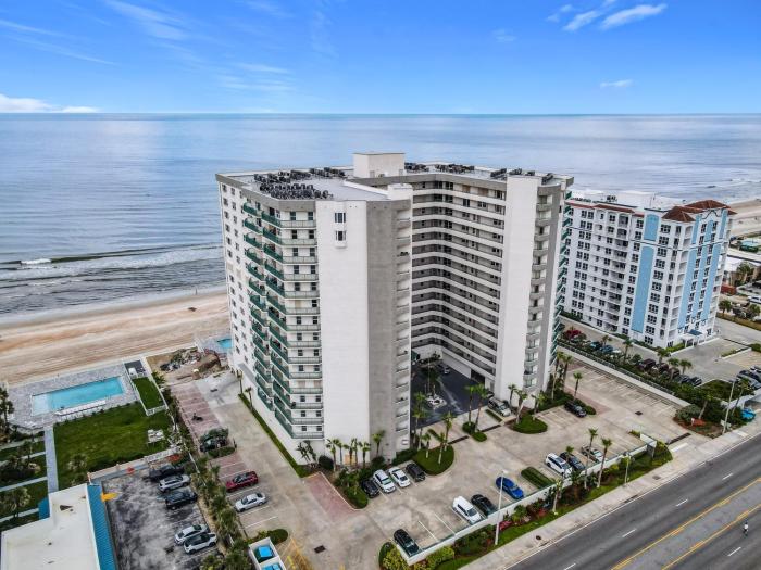 Oceanfront Large Condo in Charming Daytona Beach Shores