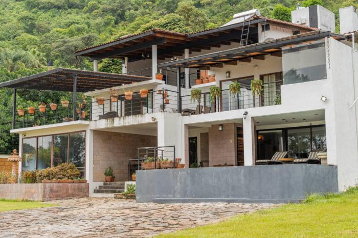 Stunning home in Valle De Bravo with lake view