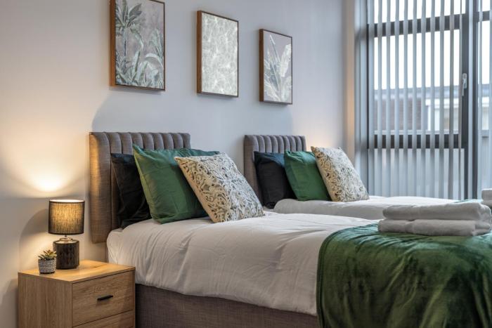 Modern 2-Bed Flat with Balcony and Free Parking