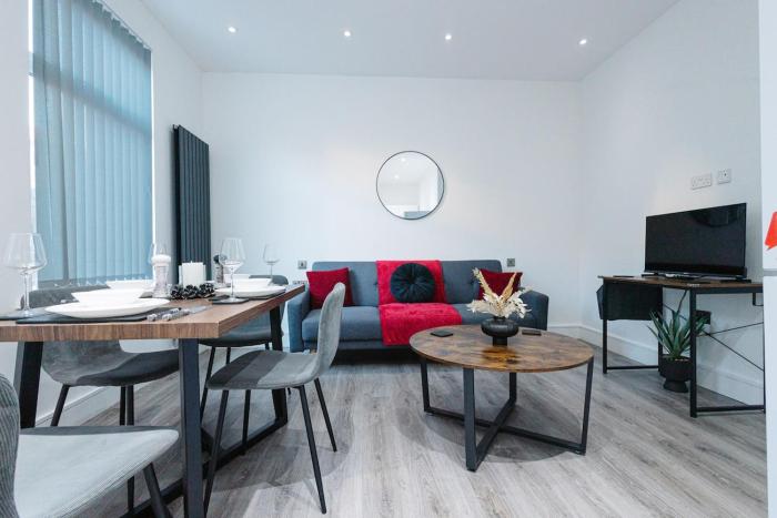 Spacious 4 Bedroom House - Sleeps 10 Guests, Contractors, Groups, Families, Business, Travel, Leisure And Relocation Stays Welcome, 13 Mins From Liverpool City Centre, Fast Wi-Fi, Smart TV In Front Room & FREE Parking, Long Stays & Short Stays Welcom