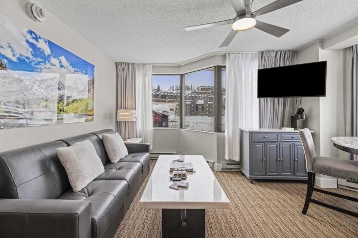 Corner condo with Pool Hot Tub Ski In-Out