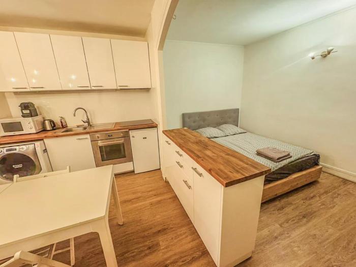 7 Sunny Hideaway Studio Place des Vosges