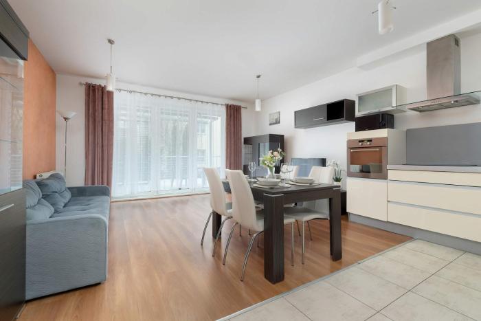 Spacious Apartment with Underground Parking and Terrace by Noclegi Renters