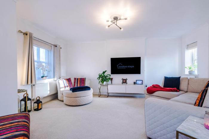 Driveway Stylish 3Bedroom Home in Middleton