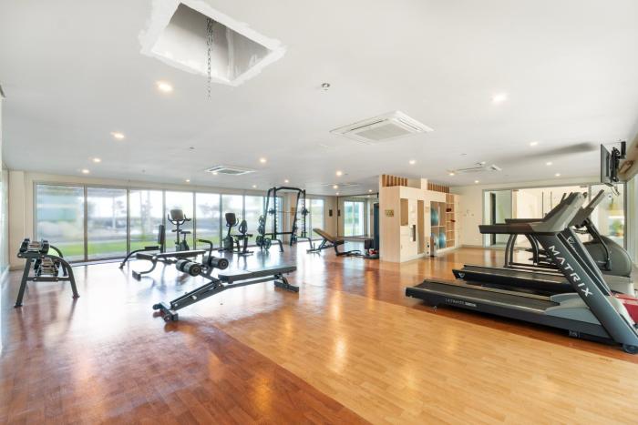 High-Floor Stay near Okada, Airport, City of Dreams, Solaire and MOA with free pool and gym access