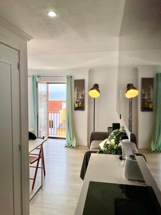 Tejo River View Classic Flat in Lisbons Historic Heart