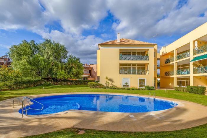 Peaceful 2Bdr with Pool in Vilamoura by LovelyStay