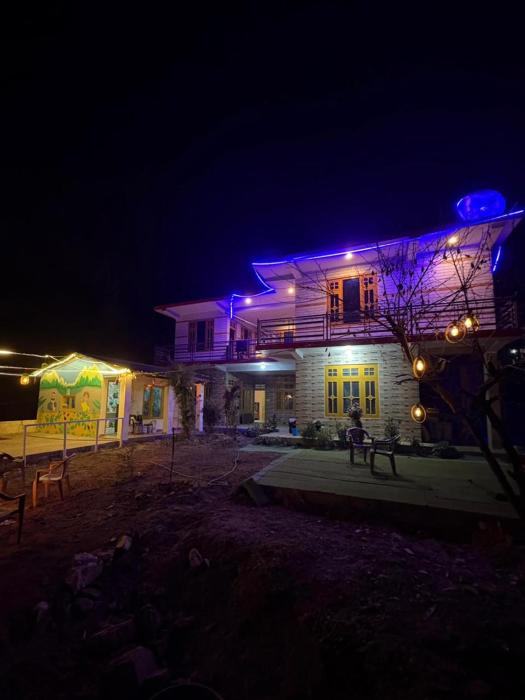 Clovees Rooms and Cafe