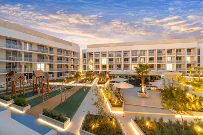 Vogue Vacation Homes, JVC Luma22 near Circle Mall, Studio Apartment with Balcony and Vibrant Community View, Access toamenities