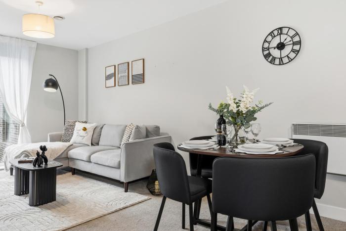 Luxury 2 BD with Free Parking & WIFI, Near Manchester City Center and Media City