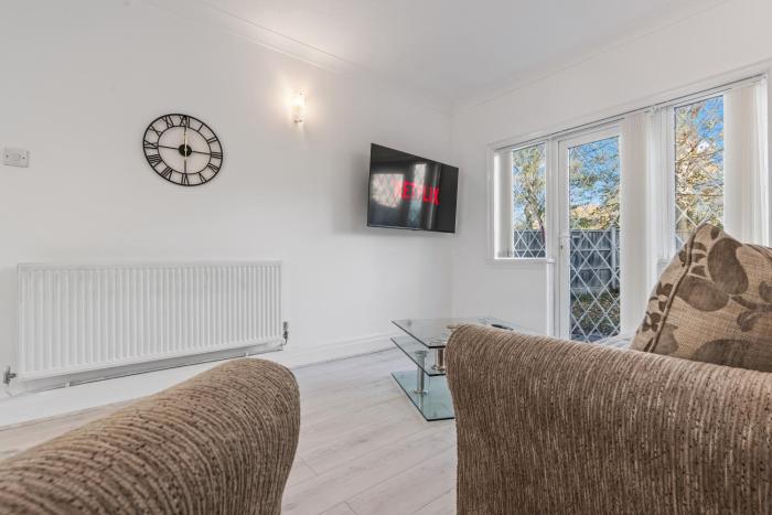 Cozy 3BR Group Stay in Solihull - Sleeps 6 - Convenient Parking