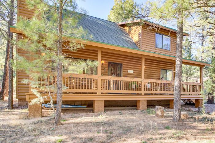 2 Mi to Fool Hollow Lake: Wooded Cabin w Fire Pit