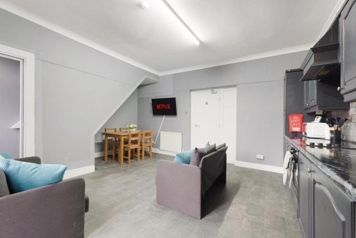 New! 4BR in Mitchell Street