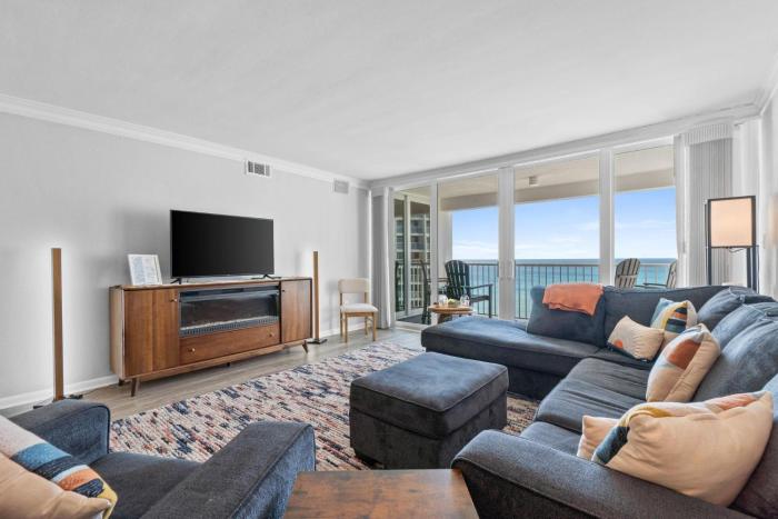 1092- 2 Bedroom Beach Front Condo Free Beach Setup