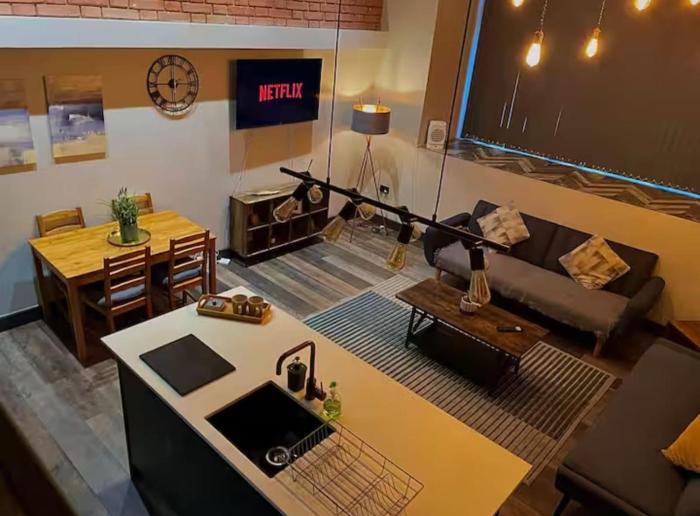 Spacious City Centre Apartment With Free Parking