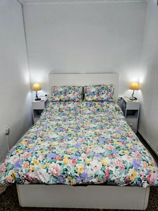 Habitación con baño, salón y cocina privados