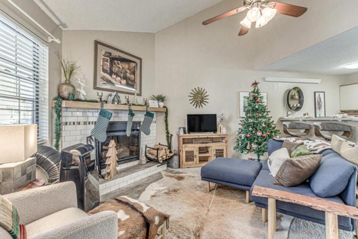 Walk to Midtown Ruidoso! Cozy Eagles Nest Condo