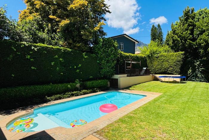 Family home with table mountain view and pool