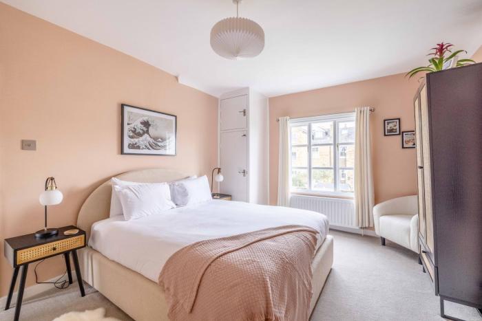 Cosy 3 Bed Cottage in Windsor, Perfect for Small Families & Couples, Sleeps 5