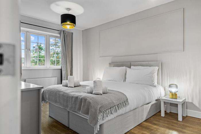 Spacious 5 Bed House in Reading by Amber Stays, Perfect for Business & Contractors, Sleeps 12