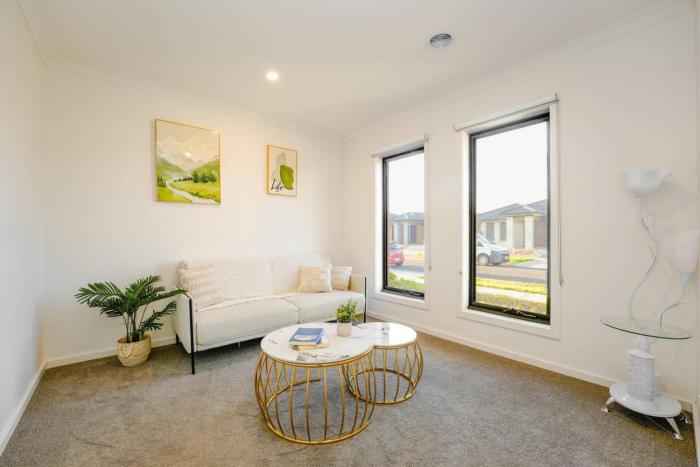 Open Plan Comfort Sunny Living BBQ in Backyard