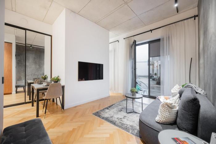 Apt w-Terrace & Garage Prk, Netflix, NG Charm in Old Town