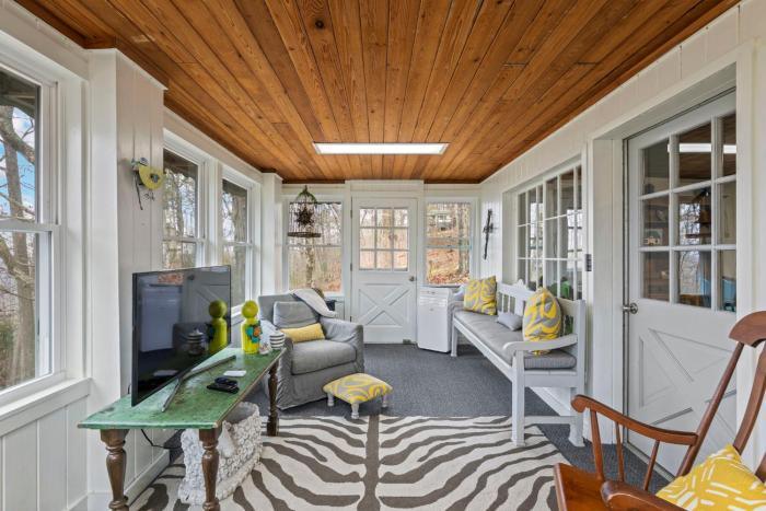 Triple Porch with Views - Near Brow Park & Downtown