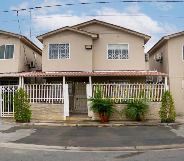 Casa independiente con 3 habitaciones