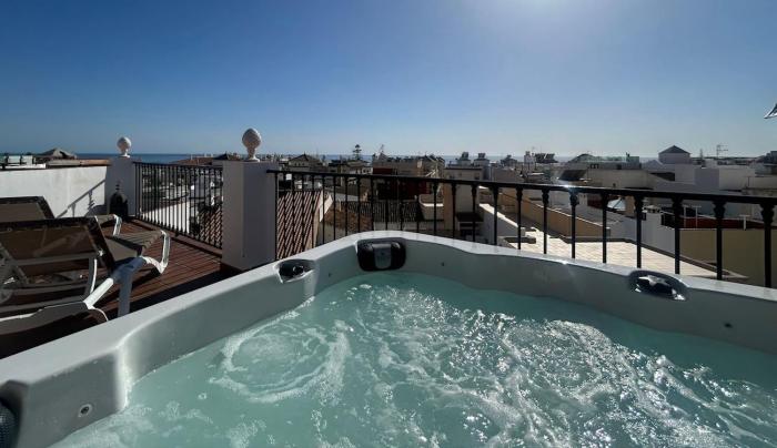 Luxury Apartment with Private Rooftop & Jacuzzi