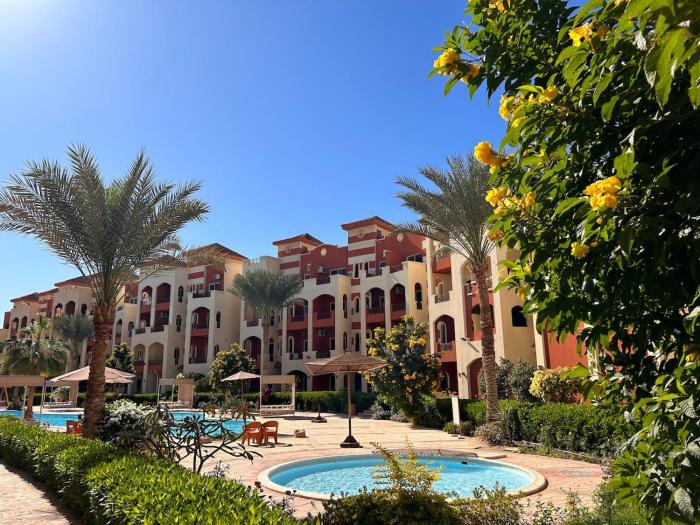 Cosy Studio with a Lovely Balcony & Pool View in La Syrena Resort with Free Pool Access