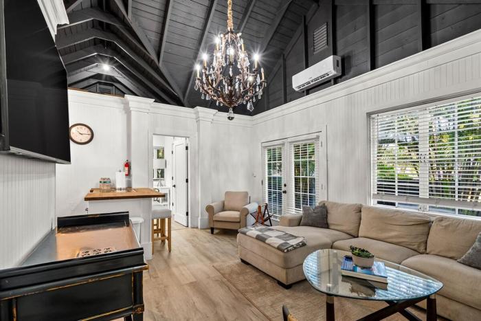 Newly Renovated Home- Sailboat Bend - Walk to Las Olas - 4 Miles to Beach