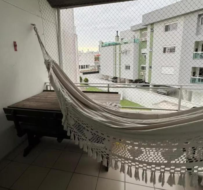 Apê à beira-mar aconchegante com sacada gourmet