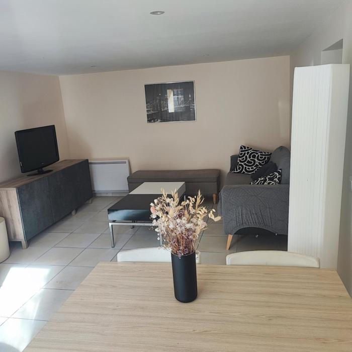 Cozy house, small garden and parking, train station on foot