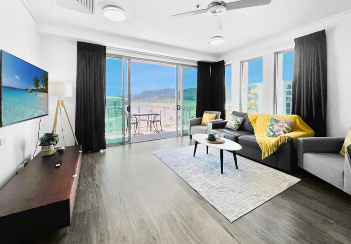 123 Top Floor Suite - Pool & Ocean Views