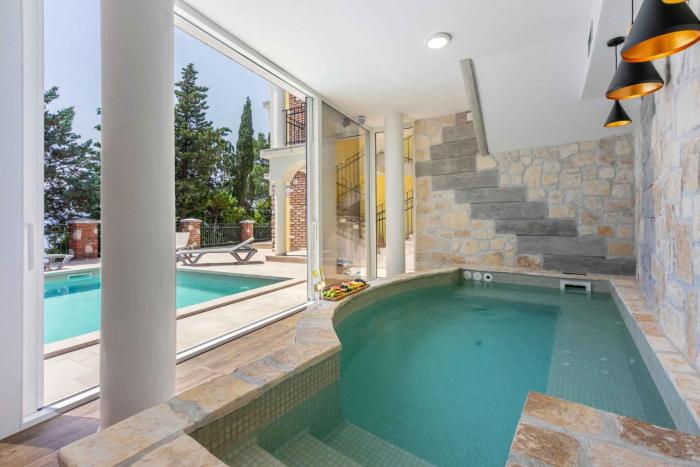 Apartments with Pool in Novi Vinodolski 39520