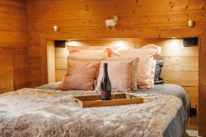 Au Chalet Le Péry, vue sur le Mont de Grange