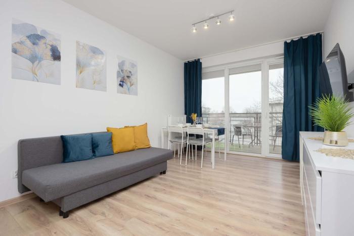 Bright Apartment in Warsaw with Bathtub and Balcony by Noclegi Renters