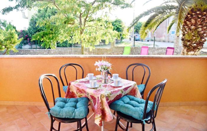 Bright apartment in Zambratija