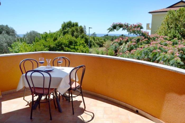 Apartment near the beach with garden