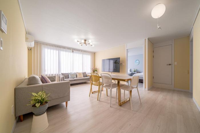 Hongdae Apartment 3 Bedroom, 2 Bathroom, King Bed