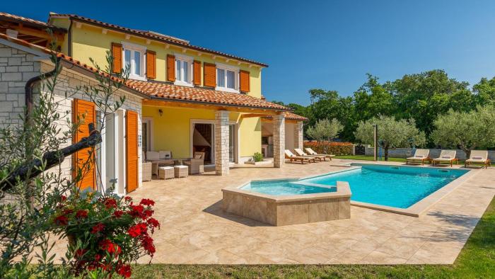 Activity villa Gardenia with pool in Tinjan