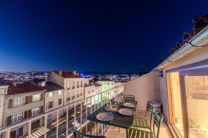 Exceptional duplex for 5 or 6 guests with sea and market views