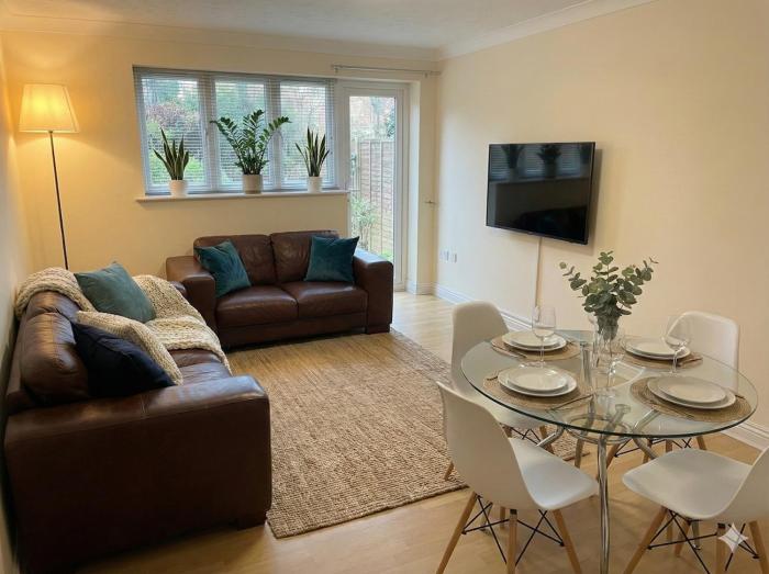 Two Bedrooms Docks View Parking Fast WiFi Terrace Balcony TV BBQ Garden Access