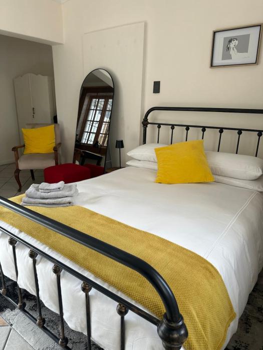 Cozy Garden Cottage for Two