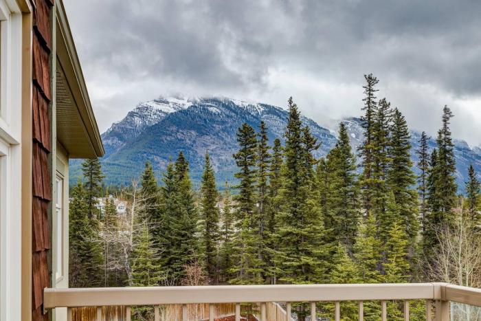 Cozy 2 BR Condo plus Gym with Stunning Mountain View